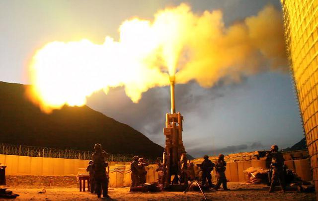 金正恩指导朝鲜超大型火箭炮兵部队进行示威射击